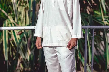 BAJU KURUNG CEKAK MUSANG: Satu lagi pilihan baju Melayu untuk kaum Adam gayakan Hari Raya ini bagi menyingkap era silam yang pernah dilalui orang tua mereka. NOSTALGIA ERA SILAM: Cik Abang boleh bergaya dengan baju Melayu teluk belanga seperti pada zaman lalu, lengkap dengan songkok pada Lebaran ini. - Foto-foto THAWB
