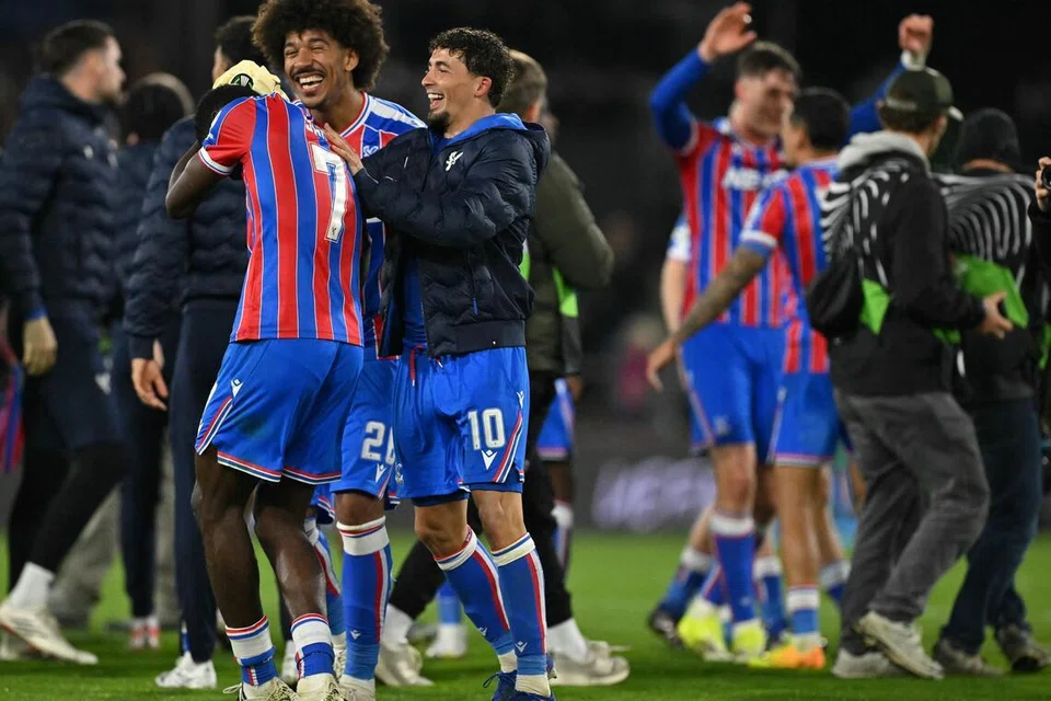 Pemain Crystal Palace meraikan kejayaan pasukan itu selepas menewaskan Shakhtar Donetsk 2-1 pada aksi separuh akhir kedua di Selhurst Park untuk mara dengan agregat 5-2.