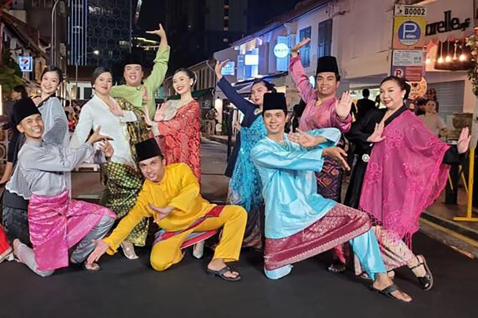 GEMILANG BUDAYA: Kumpulan seni tarian Melayu, Attrians Singapura, membuat persembahan semasa acara ‘Beats on Baghdad Street’ bagi Yayasan Warisan Melayu (YWM) pada 12 Mei 2023.