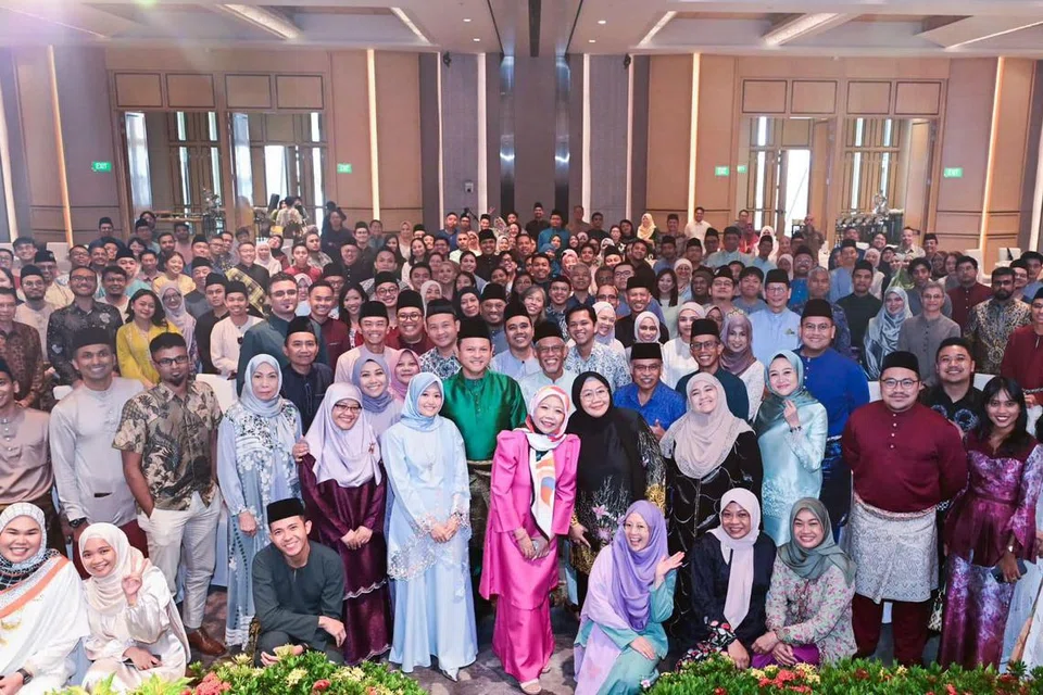 Menteri Negara Kanan (Pertahanan merangkap Tenaga Manusia), Encik Zaqy Mohamad (baju hijau) dan Menteri Bertanggungjawab bagi Ehwal Masyarakat Islam, Encik Masagos Zulkifli Masagos Mohamad (di sebelahnya) bersama lebih 200 karyawan semasa majlis Makan Tengah Hari Rangkaian Hari Raya Mendaki Singapura di Sofitel Singapore City Centre, pada 5 Mei.