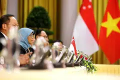 TENAGA HIJAU MENJADI TUMPUAN: Semasa lawatan negara Presiden Halimah Yacob ke Vietnam selama lima hari, beliau telah mengadakan perbincangan dengan pemimpin Vietnam mengenai beberapa bidang kerjasama termasuk dalam tenaga hijau dan digital. - Foto EPA-EFE