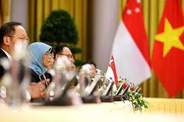 TENAGA HIJAU MENJADI TUMPUAN: Semasa lawatan negara Presiden Halimah Yacob ke Vietnam selama lima hari, beliau telah mengadakan perbincangan dengan pemimpin Vietnam mengenai beberapa bidang kerjasama termasuk dalam tenaga hijau dan digital. - Foto EPA-EFE
