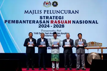 Perdana Menteri Malaysia, Datuk Seri Anwar Ibrahim (tengah), melancarkan Strategi Pembanterasan Rasuah Nasional (NACS) 2024-2028 di Putrajaya pada 7 Mei. Turut hadir ialah Timbalan Perdana Menteri, Datuk Seri Dr Ahmad Zahid Hamidi (dua dari kiri) dan Datuk Seri Fadillah Yusof (dua dari kanan); Ketua Pesuruhjaya Suruhanjaya Pencegahan Rasuah Malaysia, Tan Sri Azam Baki (paling kanan) dan Ketua Setiausaha Negara, Tan Sri Mohd Zuki Ali (paling kiri).