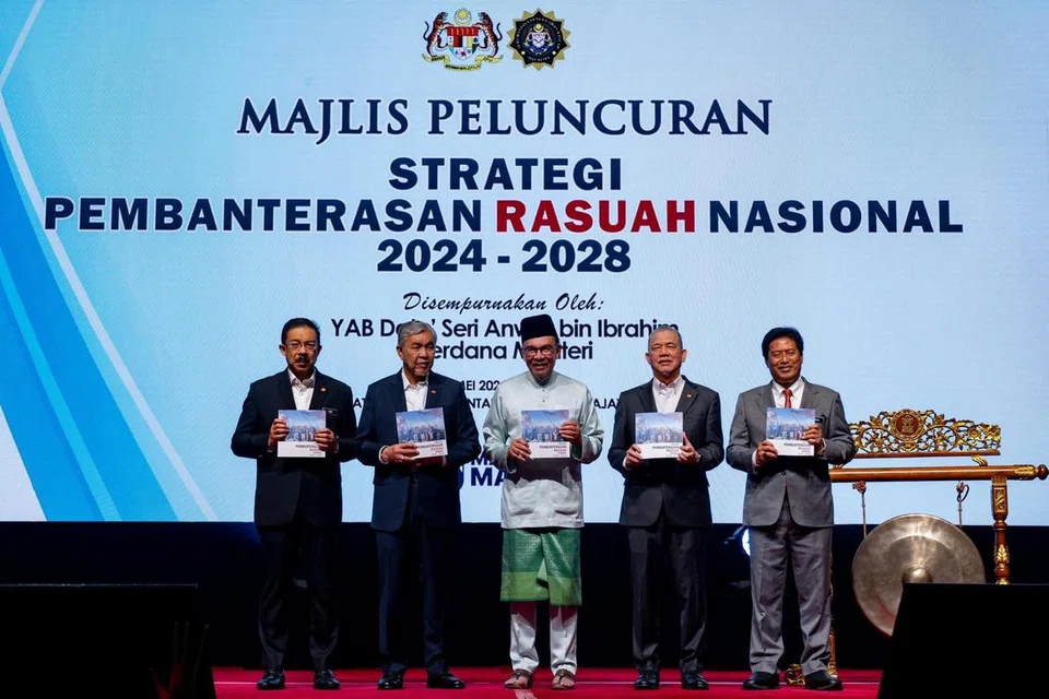Perdana Menteri Malaysia, Datuk Seri Anwar Ibrahim (tengah), melancarkan Strategi Pembanterasan Rasuah Nasional (NACS) 2024-2028 di Putrajaya pada 7 Mei. Turut hadir ialah Timbalan Perdana Menteri, Datuk Seri Dr Ahmad Zahid Hamidi (dua dari kiri) dan Datuk Seri Fadillah Yusof (dua dari kanan); Ketua Pesuruhjaya Suruhanjaya Pencegahan Rasuah Malaysia, Tan Sri Azam Baki (paling kanan) dan Ketua Setiausaha Negara, Tan Sri Mohd Zuki Ali (paling kiri).