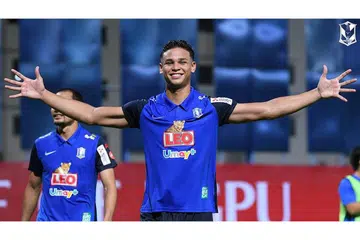 PENCAPAIAN MEMBANGGAKAN: Irfan meraikan kejuaraan BG Pathum dalam Liga Satu Thai menyusuli kemenangan ke atas Sukhothai kelmarin. - Foto BG PATHUM UNITED / FACEBOOK