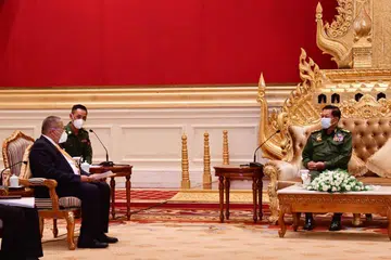 USAHA ASEAN TANGANI KONFLIK DI MYANMAR: Ketua Angkatan Tentera Myanmar, Jeneral Kanan Min Aung Hlaing (kanan) mengadakan pertemuan dengan Menteri Kedua Ehwal Luar Brunei, Encik Erywan Yusof (kiri) di Naypyidaw, ibu kota Myanmar, pada 4 Jun lalu. - Foto AFP