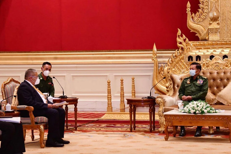USAHA ASEAN TANGANI KONFLIK DI MYANMAR: Ketua Angkatan Tentera Myanmar, Jeneral Kanan Min Aung Hlaing (kanan) mengadakan pertemuan dengan Menteri Kedua Ehwal Luar Brunei, Encik Erywan Yusof (kiri) di Naypyidaw, ibu kota Myanmar, pada 4 Jun lalu. - Foto AFP