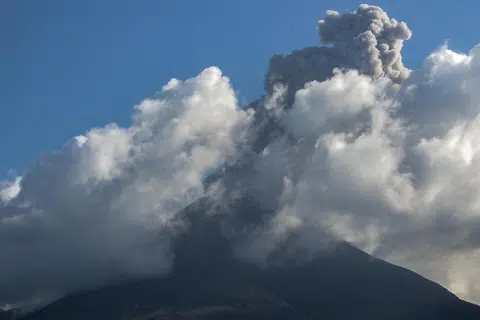Gunung Lewotobi Laki-laki menghamburkan abu vulkanik ke udara semasa letusan yang berlaku pada 1 Mac 2025, seperti yang dirakam dari Kampung Nobo di Flores Timur, Nusa Tenggara Timur.