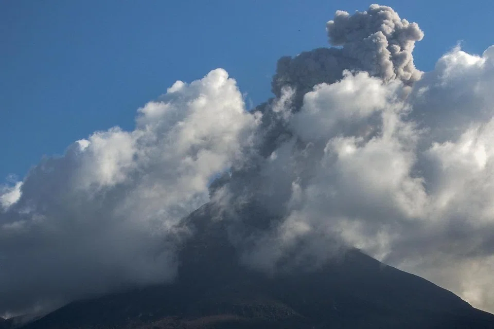Gunung Lewotobi Laki-laki menghamburkan abu vulkanik ke udara semasa letusan yang berlaku pada 1 Mac 2025, seperti yang dirakam dari Kampung Nobo di Flores Timur, Nusa Tenggara Timur.