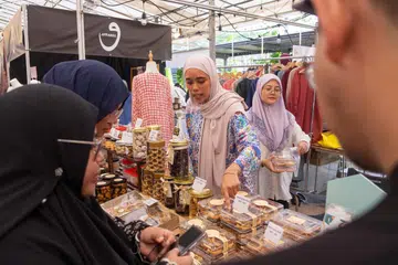 Untuk menarik pelanggan, pengasas My Kids Craving, Cik Sri Rafizah Abdul Razak (dua dari kanan), membuka gerai ‘pop-up’ yang memberi pengalaman fizikal.