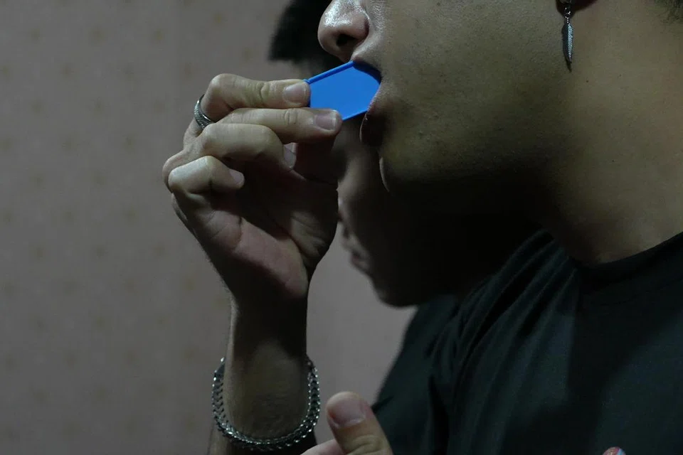 MUDAH DILAKSANA: Seorang pelanggan KTV melakukan ujian calit menerusi kit air liur bagi mengesan penyalahgunaan dadah yang dijalankan Biro Narkotik Pusat (CNB) pada 5 Januari lalu. 