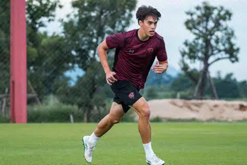Selepas pengalaman yang mengecewakan bersama pasukan Liga Super Kosovo, Ferizaj, pemain tengah Singa, Harhys Stewart, kembali bermain bola sepak Thailand bersama kelab Liga 1 Thailand, Uthai Thani.