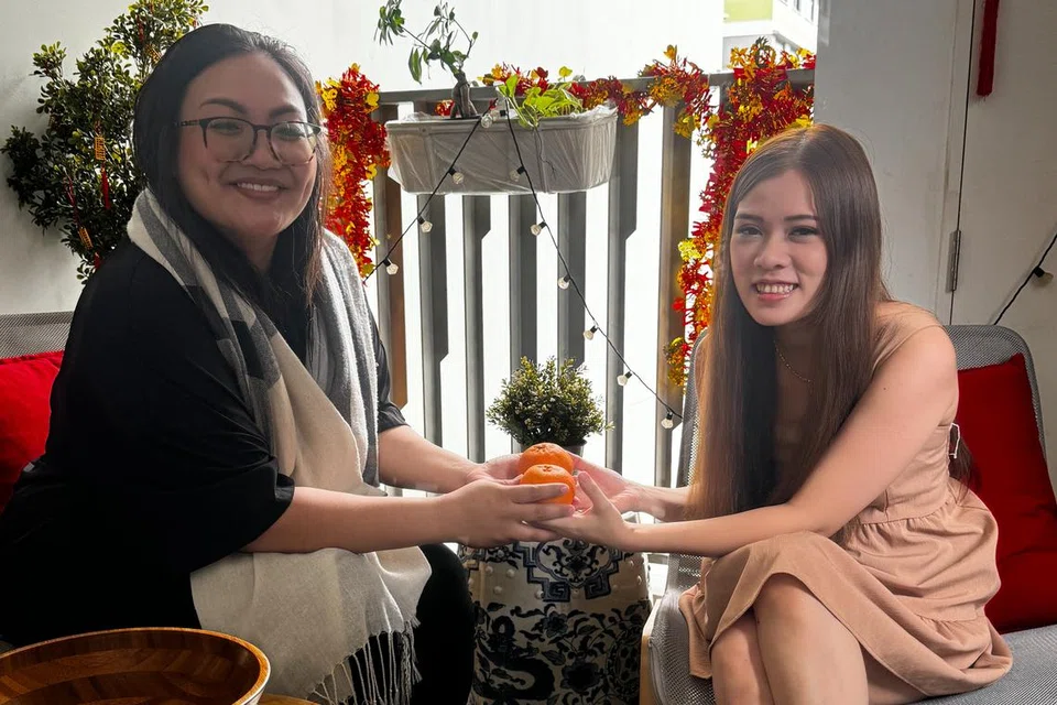 Cik Fairuz Abdullah Almuddin (kiri), 35 tahun, dan Cik Tiffany Boon, 29 tahun, menjalin hubungan baik sebagai jiran tetangga.