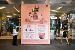 LEBIH LANCAR: Pengunjung ke pusat beli-belah kini boleh keluar masuk dengan lebih lancar kerana mereka tidak perlu menggunakan TraceTogether lagi untuk masuk mulai semalam. - Foto BH oleh LIM YAOHUI