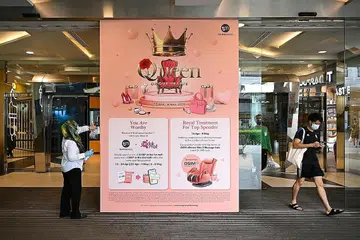 LEBIH LANCAR: Pengunjung ke pusat beli-belah kini boleh keluar masuk dengan lebih lancar kerana mereka tidak perlu menggunakan TraceTogether lagi untuk masuk mulai semalam. - Foto BH oleh LIM YAOHUI