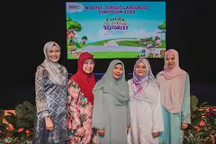 PENERIMA ANUGERAH BAHASA IBUNDA: Pemenang anugerah cemerlang, (dari kiri) Cik Siti Hasniza Hassan, Cik Norliza Hasan dan Cik Hazizah Ibrahim bersama pemenang anugerah merit, Cik Annisa Mohammad Amin (paling kanan) dan Cik Nur 'Ain Ismail (dua dari kanan). - Foto-foto BM oleh NUR DIYANA TAHA