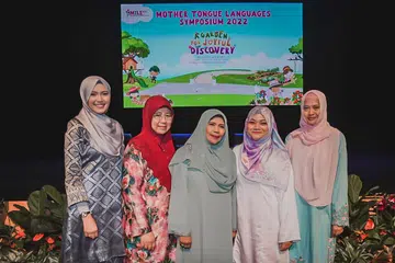 PENERIMA ANUGERAH BAHASA IBUNDA: Pemenang anugerah cemerlang, (dari kiri) Cik Siti Hasniza Hassan, Cik Norliza Hasan dan Cik Hazizah Ibrahim bersama pemenang anugerah merit, Cik Annisa Mohammad Amin (paling kanan) dan Cik Nur 'Ain Ismail (dua dari kanan). - Foto-foto BM oleh NUR DIYANA TAHA