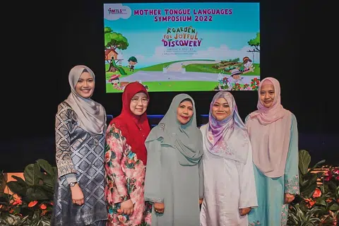 PENERIMA ANUGERAH BAHASA IBUNDA: Pemenang anugerah cemerlang, (dari kiri) Cik Siti Hasniza Hassan, Cik Norliza Hasan dan Cik Hazizah Ibrahim bersama pemenang anugerah merit, Cik Annisa Mohammad Amin (paling kanan) dan Cik Nur 'Ain Ismail (dua dari kanan). - Foto-foto BM oleh NUR DIYANA TAHA