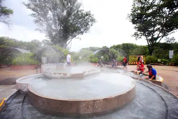 Singapura berminat meneroka sama ada haba bawah tanah boleh dimanfaatkan untuk menjana kuasa bagi keperluan negara. Ini susulan kajian pada Julai 2023 yang menemui tapak berhampiran dengan mata air panas Sembawang mempunyai suhu sehingga 200 darjah Celsius yang diperlukan untuk penjanaan kuasa. 