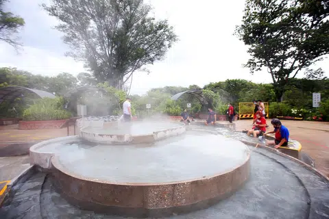 Singapura berminat meneroka sama ada haba bawah tanah boleh dimanfaatkan untuk menjana kuasa bagi keperluan negara. Ini susulan kajian pada Julai 2023 yang menemui tapak berhampiran dengan mata air panas Sembawang mempunyai suhu sehingga 200 darjah Celsius yang diperlukan untuk penjanaan kuasa. 