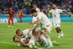 GIRANG: Pemain Italy Nicolo Barella (terbaring) meraikan jaringan gol pertama bersama pasukannya dalam perlawanan menentang Belgium di Munich, Jerman. - Foto REUTERS