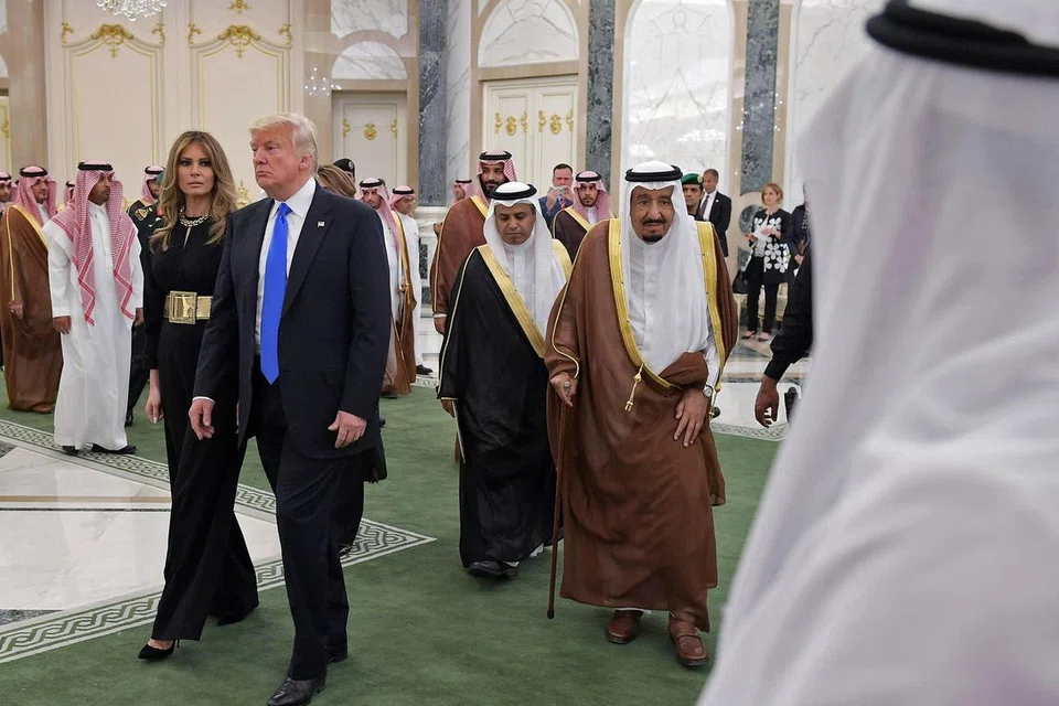Foto fail: Raja Arab Saudi, Raja Salman bin Abdulaziz al-Saud (kanan), Presiden Amerika Syarikat Donald Trump (dua dari kiri) dan Wanita Pertama Amerika Melania Trump melangkah masuk ke sebuah galeri untuk menyaksikan pameran seni moden Arab Saudi di Istana Diraja di Riyadh pada 20 Mei 2017.
Presiden Donald Trump dijadual melawat Timur Tengah pada bulan Mei dalam siri lawatan tiga negara, menurut jurucakapnya Karoline Leavitt pada 22 April 2025. Lawatan itu merupakan kunjungan luar negara kedua beliau sejak kembali menjawat jawatan Presiden, selepas lawatan rasmi pertamanya ke Vatican untuk menghadiri upacara pengebumian Paus Francis pada 26 April.