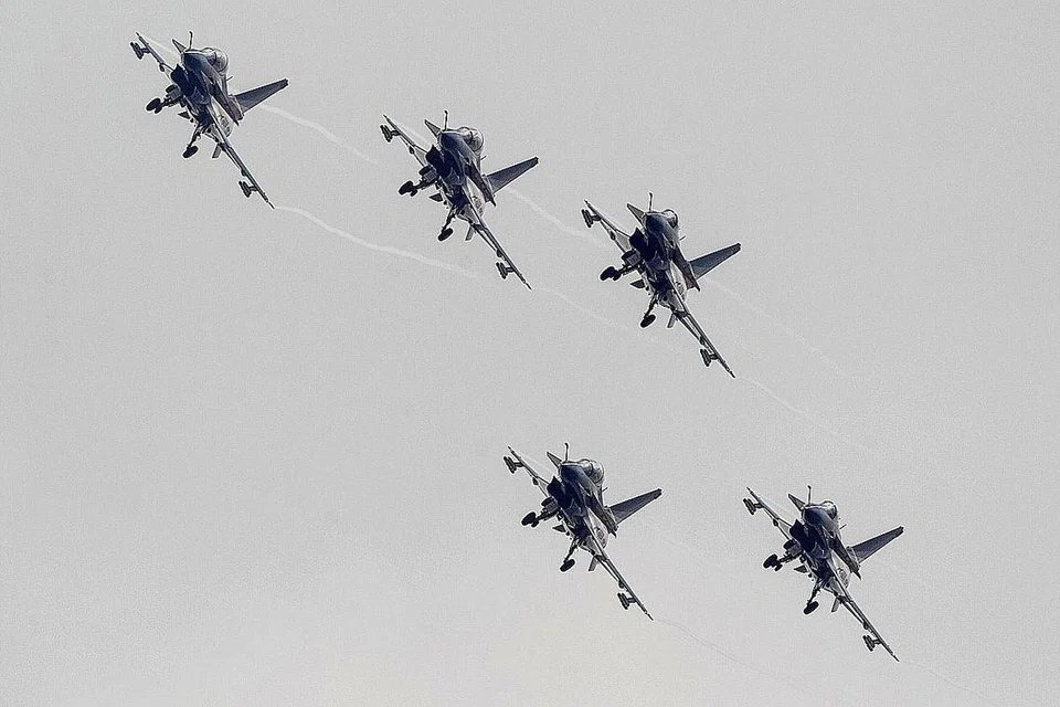 TUNJUK HEBAT: Jet pejuang J-10 Tentera Pembebasan Rakyat China (PLA) dijangka membuat persembahan semasa Pertunjukan Udara dan Aeroangkasa China ke-10 minggu ini. - Foto REUTERS