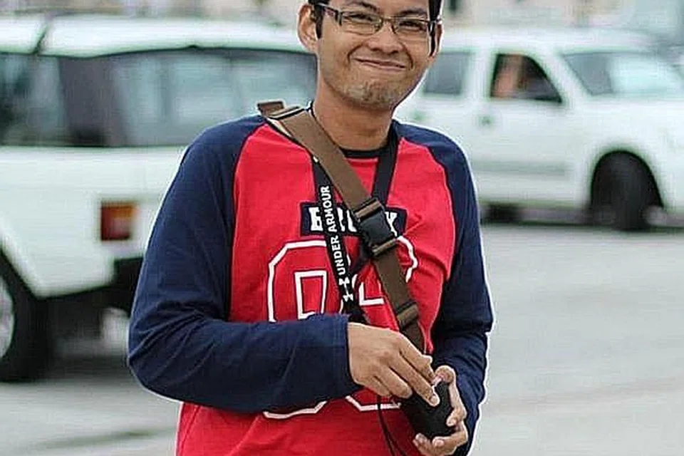 HARAP HARGA TURUN: Encik Muhd Hafizuddin berkata sehari selepas tarikh pilihan raya Malaysia diumum pada 20 Oktober, tiket penerbangan pergi balik dari Singapura ke Pulau Pinang naik kira-kira 50 peratus. Beliau berharap ia akan turun agar beliau dapat pulang mengundi pada 19 November. - Foto ihsan MUHD HAFIZUDDIN ISMAIL