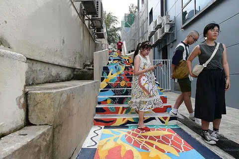 MURAL TANGGA: 'Hidden Gem' menampilkan lukisan imej mercu tanda yang pernah didapati di kawasan Taman Permata dan Upper Thomson Road. - Foto BH oleh NG SOR LUAN