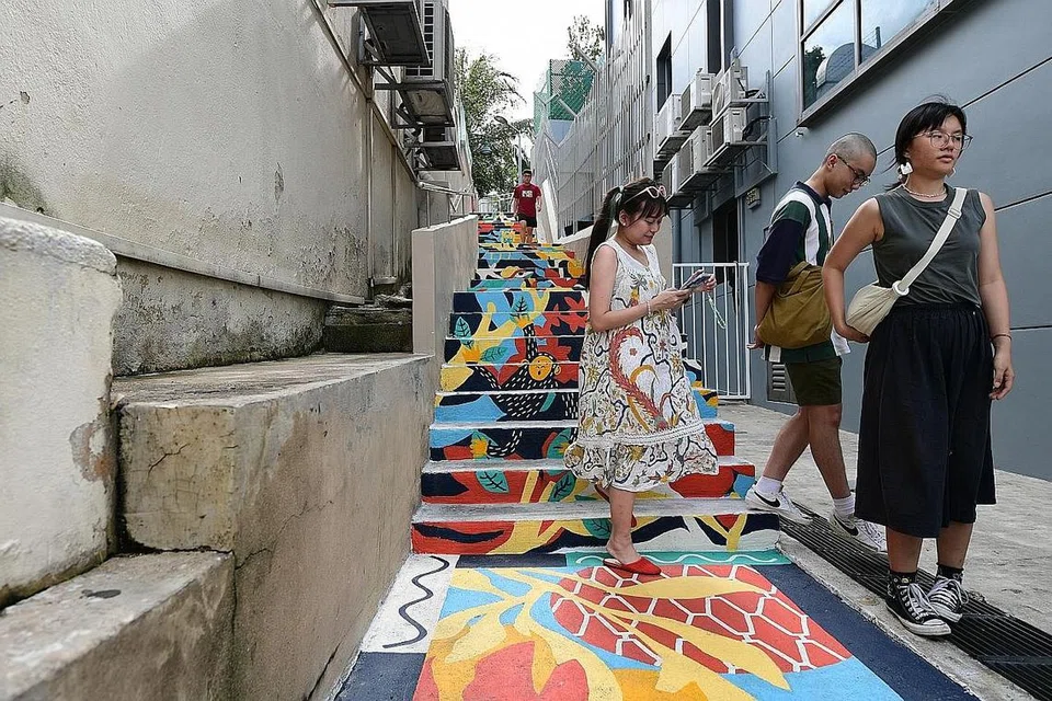 MURAL TANGGA: 'Hidden Gem' menampilkan lukisan imej mercu tanda yang pernah didapati di kawasan Taman Permata dan Upper Thomson Road. - Foto BH oleh NG SOR LUAN