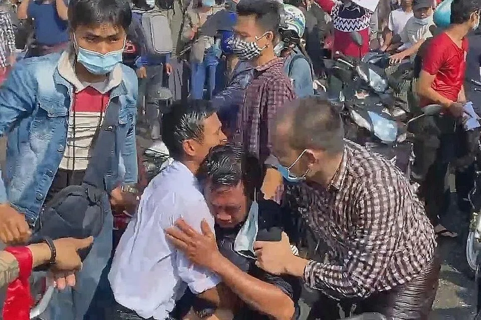 TANGKAP LAYAR VIDEO BANTAHAN: Warga Myanmar yang menyertai bantahan menyokong satu sama lain setelah pihak berkuasa menggunakan penyembur air sekitar 3 petang di Naypyidaw semalam. - Foto REUTERS
