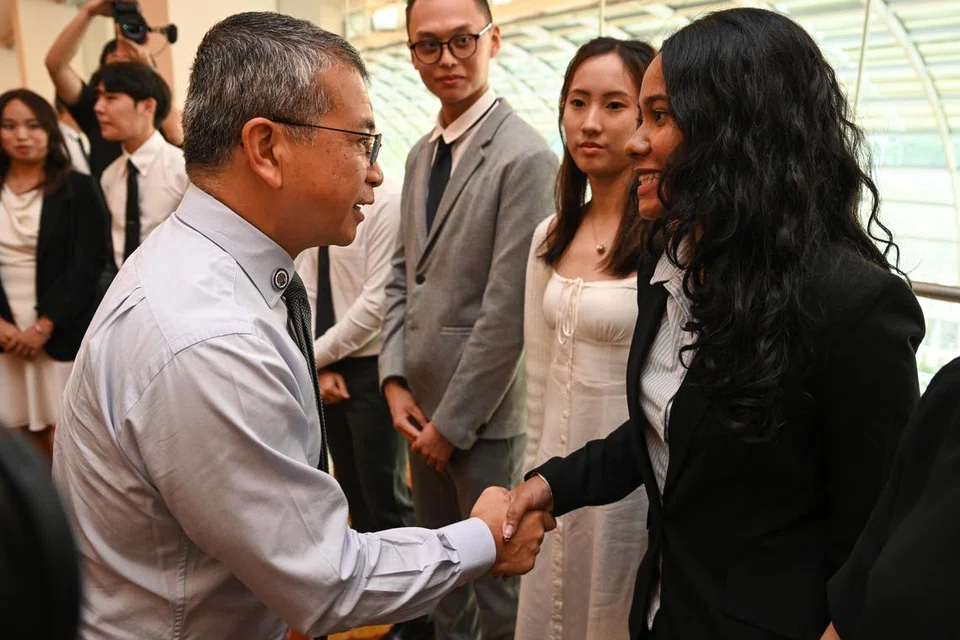 Menteri Undang-Undang merangkap Menteri Kedua (Ehwal Dalam Negeri), Encik Edwin Tong (kiri), menyampaikan Biasiswa MHA kepada 42 penerima di Pusat Ekspo dan Konvensyen Marina Bay Sands pada 13 Ogos. Antaranya termasuk siswa jurusan Politik dan Hubungan Antarabangsa di Universiti Kolej London (UCL), Cik Sara Renukha Rahim (paling kanan). 