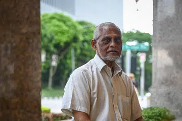 KHIDMAT LAMA: Encik Khader Sultan telah berkhidmat sebagai remisier dengan Phillip Securities selama 35 tahun. Beliau masih mahu bekerja walaupun sudah berusia 79 tahun kerana cintanya terhadap perdagangan.