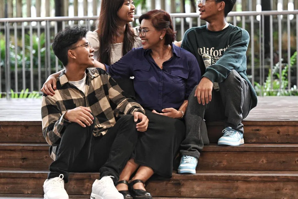 Cik Noor Naserimah Nasiman (tengah) meluangkan masa lapangnya hanya dengan anak-anak yang menjadi sumber kekuatan dan kegembiraannya. Anak-anak beliau dari kiri Adam Nazroul, 16 tahun; Nina Amirah, 22 tahun dan Neil Aiman, 15 tahun.