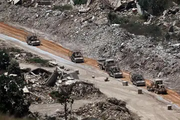 Kenderaan tentera Israel yang dilengkapi jaring perlindungan bagi mengurangkan risiko serangan dron pandangan orang pertama (FPV) melakukan rondaan di kawasan sempadan di sebelah Lubnan pada 13 Julai 2026. Rondaan diteruskan ketika Lubnan dan Israel bersiap sedia memulakan pusingan keenam rundingan di Rome bagi membincangkan pelaksanaan gencatan senjata, pengunduran tentera Israel secara berperingkat serta penempatan Tentera Lubnan di zon perintis di selatan negara itu
