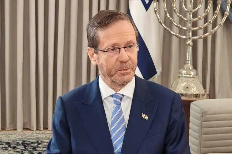 Presiden Israel, Isaac Herzog, ketika ditemu bual secara eksklusif oleh saluran televisyen milik kerajaan Arab Saudi Al Arabiya di Baitulmakdis. Herzog berkata beliau mengimpikan hubungan damai antara Israel dan Arab Saudi serta berharap dapat menjalin dialog yang lebih erat antara kedua-dua negara, di samping menegaskan sokongan Israel terhadap usaha diplomatik serantau dan hubungan rapatnya dengan Amerika Syarikat.