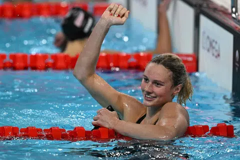 Summer Mcintosh meraikan kemenangannya dalam acara akhir rampaian perseorangan wanita 400 meter di Sukan Olimpik Paris pada 29 Julai. 