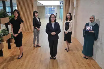 RUNDINGAN DEMI KEMAJUAN NEGARA: (Dari kiri) Pegawai yang memimpin bab rundingan berbeza di RCEP seperti Cik Giselle Lee, Cik Regina Tan; Ketua Perunding RCEP Cik Sulaimah Mahmood; Cik Janice Cai; Cik Faridah Mohd Saad; dan Encik Tay Lide (dalam tablet). - Foto BH oleh JASON QUAH