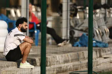 LAMBAT PULIH: Penyerang Mesir, Mohamed Salah, hanya dapat melihat pasukannya berlatih dan bersiap untuk perlawanan  menentang Cape Verde. Salah dijangka hanya dapat menyertai pasukannya semula jika Mesir mara ke separuh akhir Piala Negara-Negara Afrika 2023.