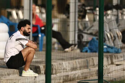 LAMBAT PULIH: Penyerang Mesir, Mohamed Salah, hanya dapat melihat pasukannya berlatih dan bersiap untuk perlawanan  menentang Cape Verde. Salah dijangka hanya dapat menyertai pasukannya semula jika Mesir mara ke separuh akhir Piala Negara-Negara Afrika 2023.