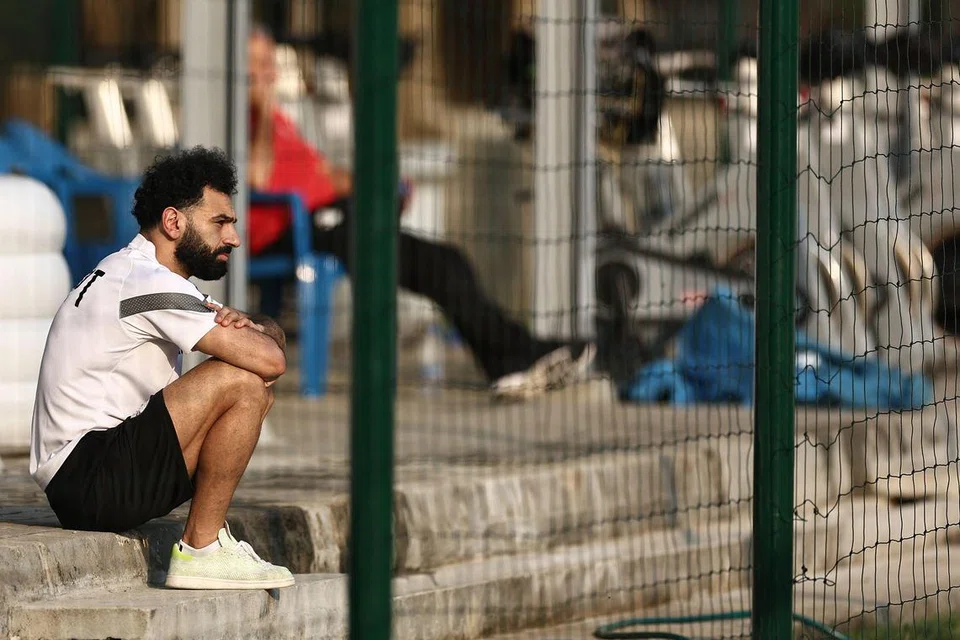 LAMBAT PULIH: Penyerang Mesir, Mohamed Salah, hanya dapat melihat pasukannya berlatih dan bersiap untuk perlawanan  menentang Cape Verde. Salah dijangka hanya dapat menyertai pasukannya semula jika Mesir mara ke separuh akhir Piala Negara-Negara Afrika 2023.
