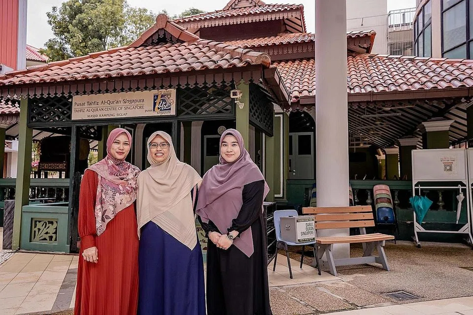 HASILKAN HUFFAZ:(Dari kiri) Pengurus DQSMKS, Cik Rosdiana Alias; bekas pelajar tahfiz DQSMKS, Cik Nur 'Arifah Mohd Shahri; dan Ketua Qiraah & Tahfiz DQSMKS, Cik Adawiyyah Ahmad Din bergambar di hadapan bangunan DQSMKS. - Foto-foto BH oleh NUR DIYANA TAHA
