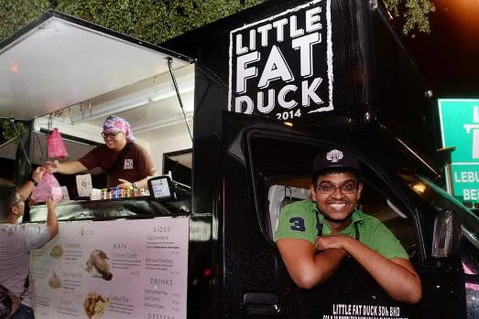 HARUNGI PANAS HUJAN: Encik Adel Muhamed Ishak (kanan) terus bertahan dalam bisnes trak makanan Little Fat Duck kerana minat berdikari dan berniaga walau ia bukan tugas glamor.