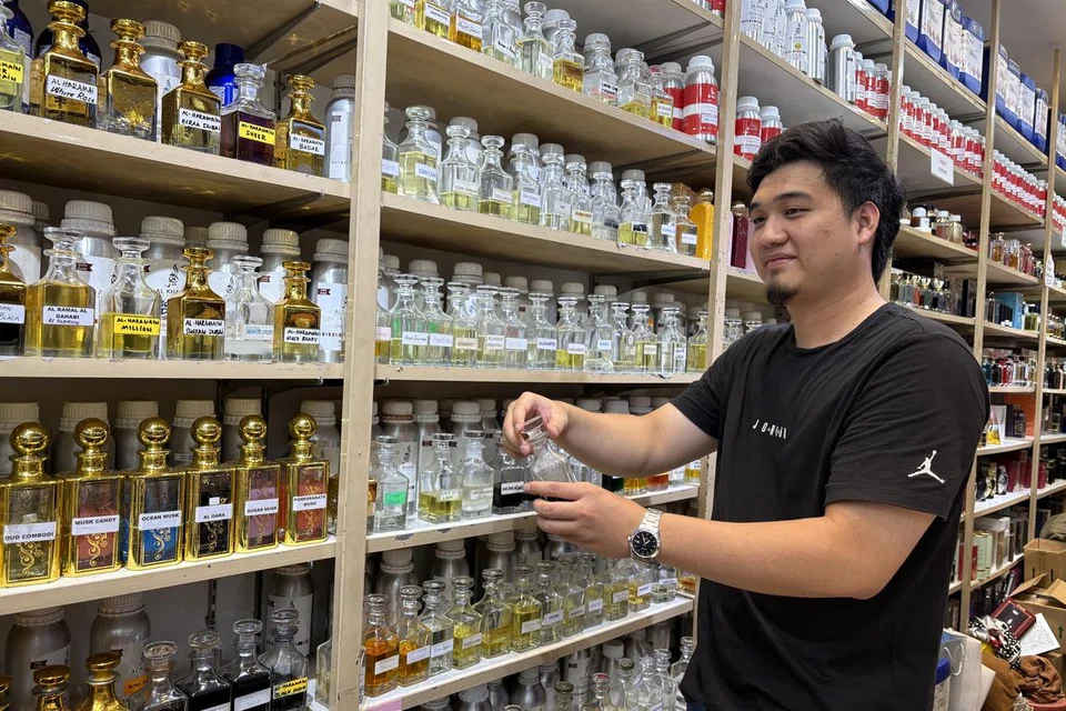 Kedai menjual minyak wangi diusahakan keluarga Encik Mohd Hanif Mohd Nazrin, pernah sunyi daripada pelanggan kira-kira empat bulan selepas kejadian tanah jerlus mengorbankan seorang wanita warga India pada 23 Ogos 2024.