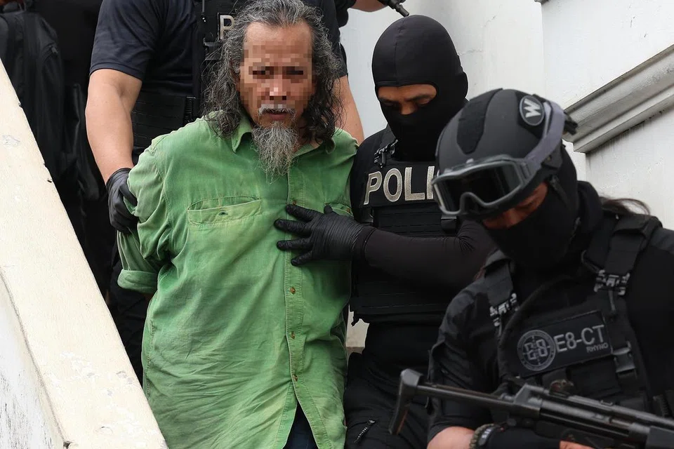 Radin Imran Radin Mohd Yassin, iaitu bapa suspek serangan di Balai Polis Ulu Tiram, Radin Luqman, dikenakan empat tuduhan, termasuk  menanam ideologi pengganasan dan menyimpan empat senapang angin buatan sendiri.  