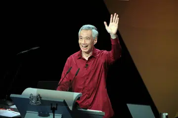 MENELITI SEJARAH, MENCORAK MASA DEPAN: Dalam Rapat Hari Kebangsaannya yang ke-16 dan bersempena Bicentennial Singapura, Perdana Menteri Lee Hsien Loong mengajak rakyat supaya berbangga dengan kemajuan yang dicapai bersama, dan bersatu dalam mencipta masa depan yang lebih cerah. - Foto BH oleh JASON QUAH