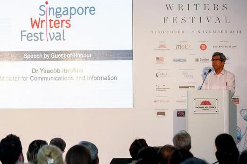 SAMBUTAN MENGGALAKKAN: Dr Yaacob Ibrahim, Menteri Perhubungan dan Penerangan, melancarkan Pesta Penulis Singapura 2014 pada 30 Oktober lalu. - Foto SINGAPORE WRITER'S FESTIVAL