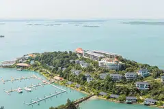Permandangan dari udara Pulau Nirup, yang jaraknya hanya 8 batu nautika dari Singapura, 45 minit melalui feri.