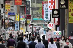 KURANG PEKA?: Masih ramai penduduk Seoul yang berjalan di kawasan Myeongdong di Seoul semalam, walau sekatan pergerakan telah dilaksanakan semula. - Foto EPA-EFE