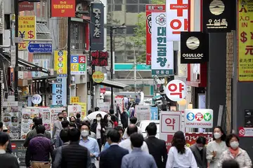 KURANG PEKA?: Masih ramai penduduk Seoul yang berjalan di kawasan Myeongdong di Seoul semalam, walau sekatan pergerakan telah dilaksanakan semula. - Foto EPA-EFE